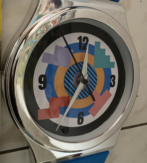 Neos wandklok, Memphis-stijl, design uit de jaren 90, zilver en blauw