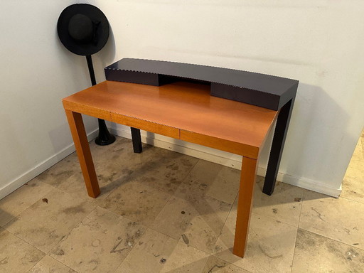 Escritorio de diseño elegante con superficie curva.