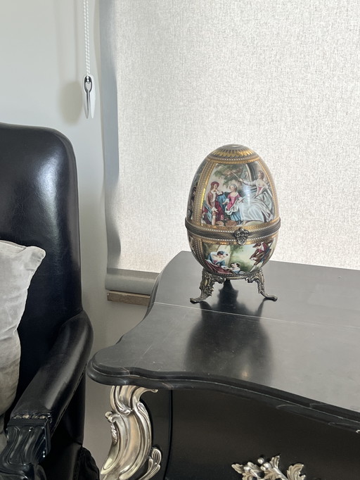 Grand œuf sur pied de Limoges avec garniture en laiton