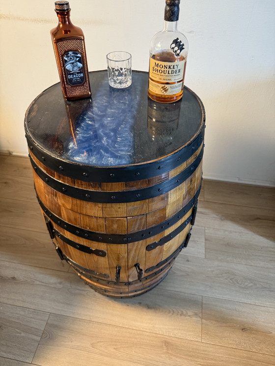 Image 1 of Exklusiver Whiskyfass-Getränkeschrank - Handgefertigt mit Altholz & Epoxy-Deckel