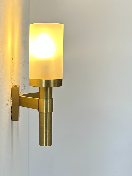 Image 1 of Vintage dubbele wandlamp, messing en mat glas, van Perzel, Frankrijk 1950.