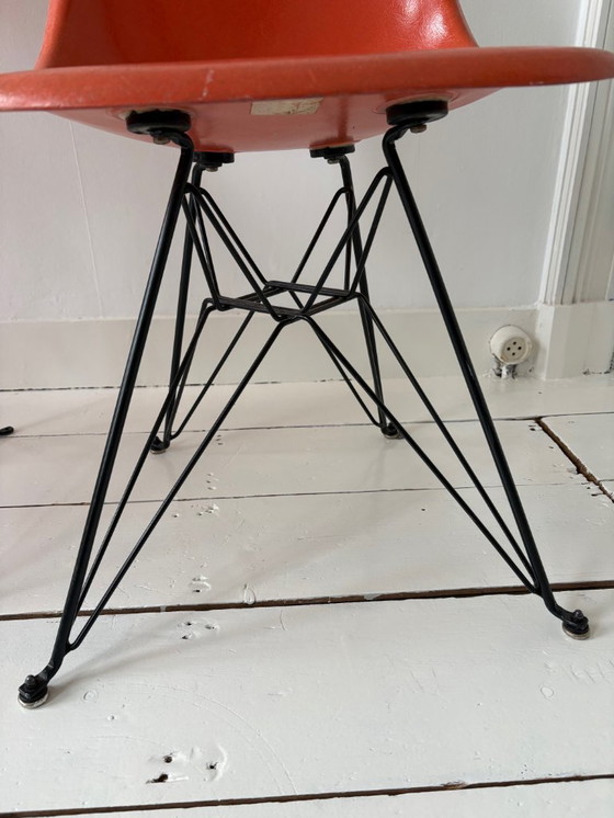 Image 1 of 4 chaises Eames originales en fibre de verre Herman Miller – Orange – Piètement Eiffel (DSR)