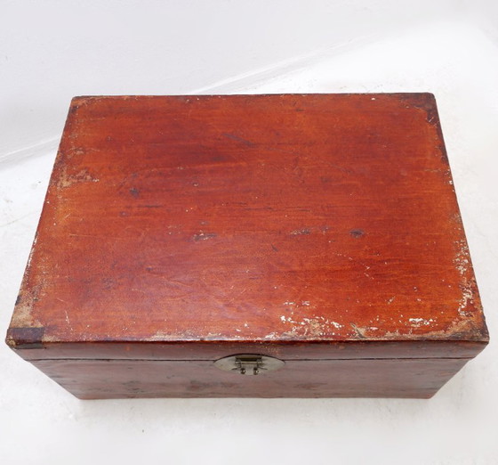 Image 1 of  Malle chinoise en cuir laqué rouge du début du XXe siècle