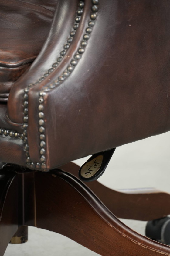 Image 1 of Silla de oficina Chesterfield antigua de piel de vaca marrón con ruedas, de lujoso estilo inglés.