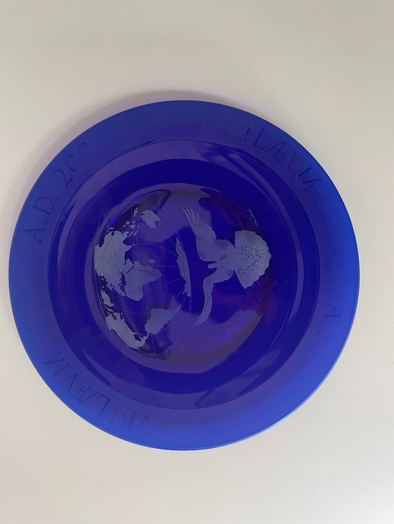 Image 1 of Bormioli – Blauer Glas-Jubiläumsteller zu Ehren des Millenniums – Design von Nani Tedeschi