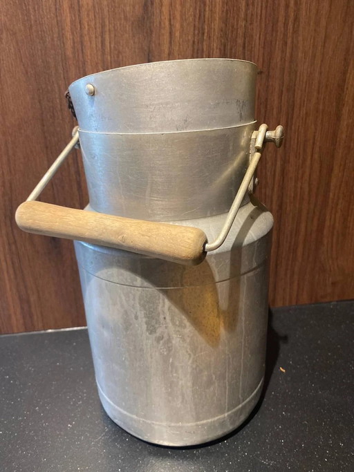 Milchkanne aus Aluminium, 3 Liter – Klappdeckel – Kette und Holzgriff – Frankreich, 1940er-1960er Jahre