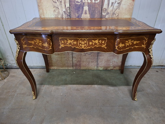 Image 1 of Scrivania antica in stile barocco, con intarsi. Dimensioni: 122x61 cm e altezza 79 cm.