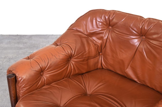 Sillón de roble y cuero de mediados de siglo, diseñado por Arne Norell para Coja en la década de 1960. (photo 9 of 12)