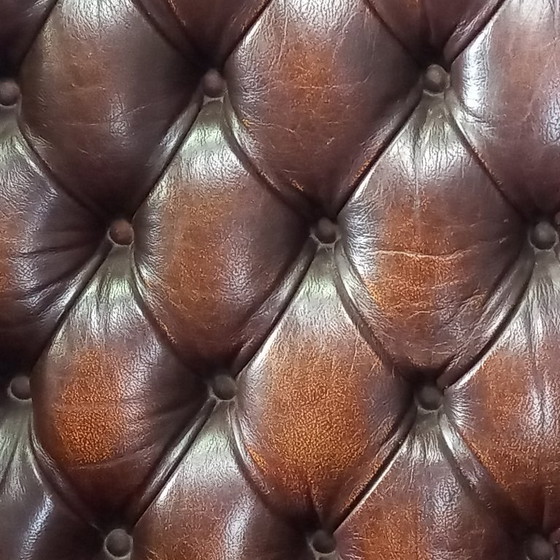 Image 1 of Steigern Sie Ihr Wohngefühl mit diesem beeindruckenden Set Chesterfield-Ohrensesseln aus Kuhfell!