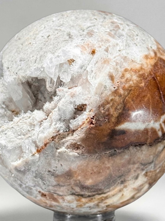 Image 1 of Impresionantes esferas de ágata drusa (cuarzo) sobre bases: decoración mineral contemporánea.