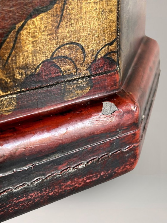 Image 1 of Lampenpaar in lackierten, asiatisch inspirierten Gehäusen, polychromer Verzierung und Messing – 63 cm