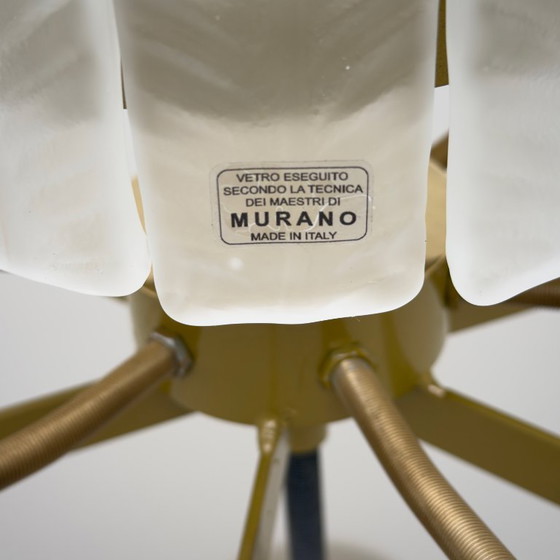Image 1 of Lustre Art déco en verre de Murano italien, orné de plumes et de détails en laiton.