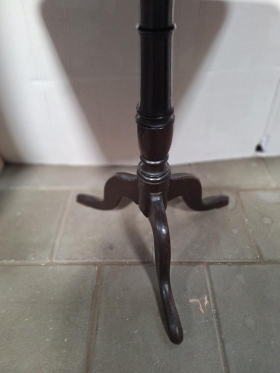 Image 1 of Mesa auxiliar antigua de caoba