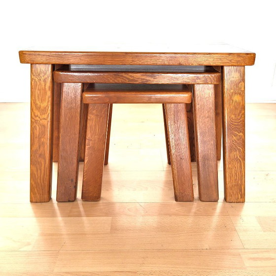 Image 1 of 3 brutalistische bijzettafels uit de jaren 70, in licht eikenhout, die in elkaar passen