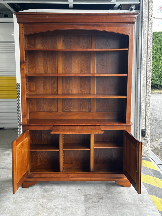 Image 1 of Libreria in legno massello di ciliegio con piano di scrittura scorrevole - manifattura del XX secolo
