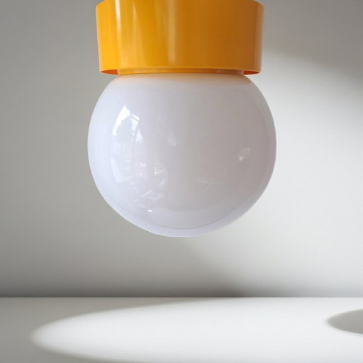 Plafondlamp - melkwegbol met gele ring, jaren 70