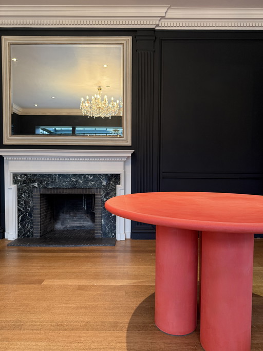 Ronde Mortex tafel in coral kleur – met 3 poten dia 120cm