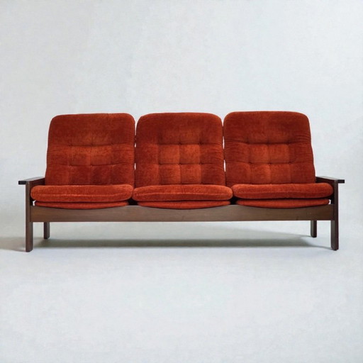 Dänisches 3-Sitzer-Sofa aus den 1970er Jahren, orange/roter Möbelvelours, Eichenholz.
