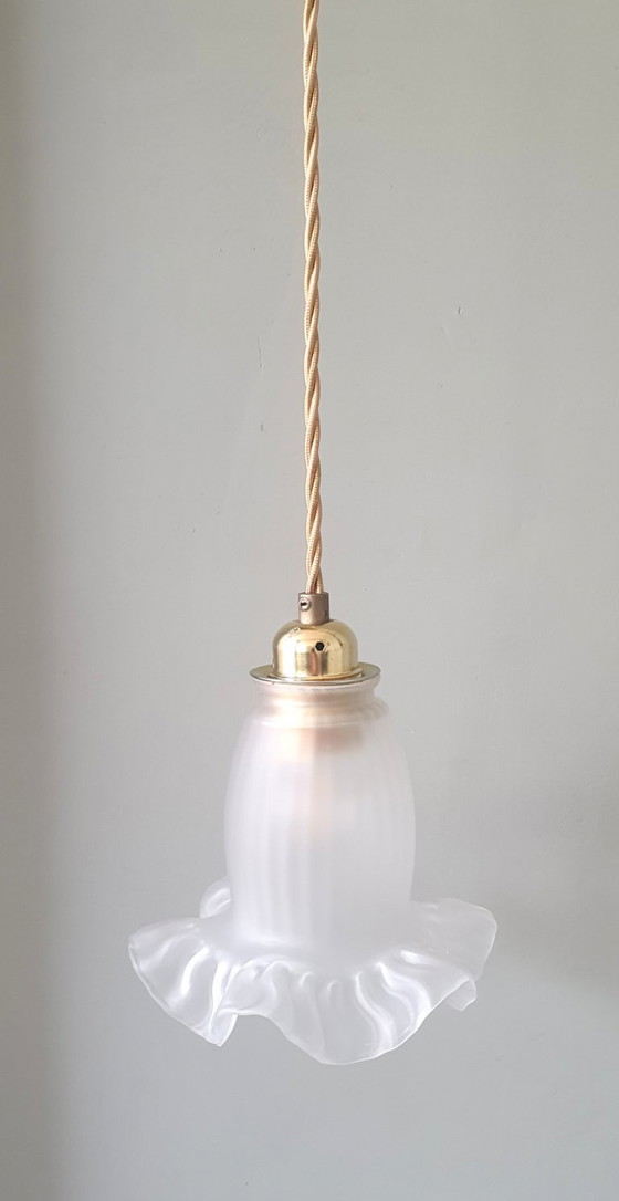 Image 1 of Antike Glas-Hängelampe. Blumenförmiges Design aus mattiertem Glas.
