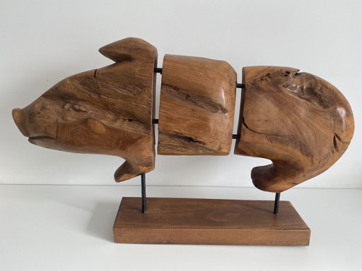 Scultura in legno di un maiale