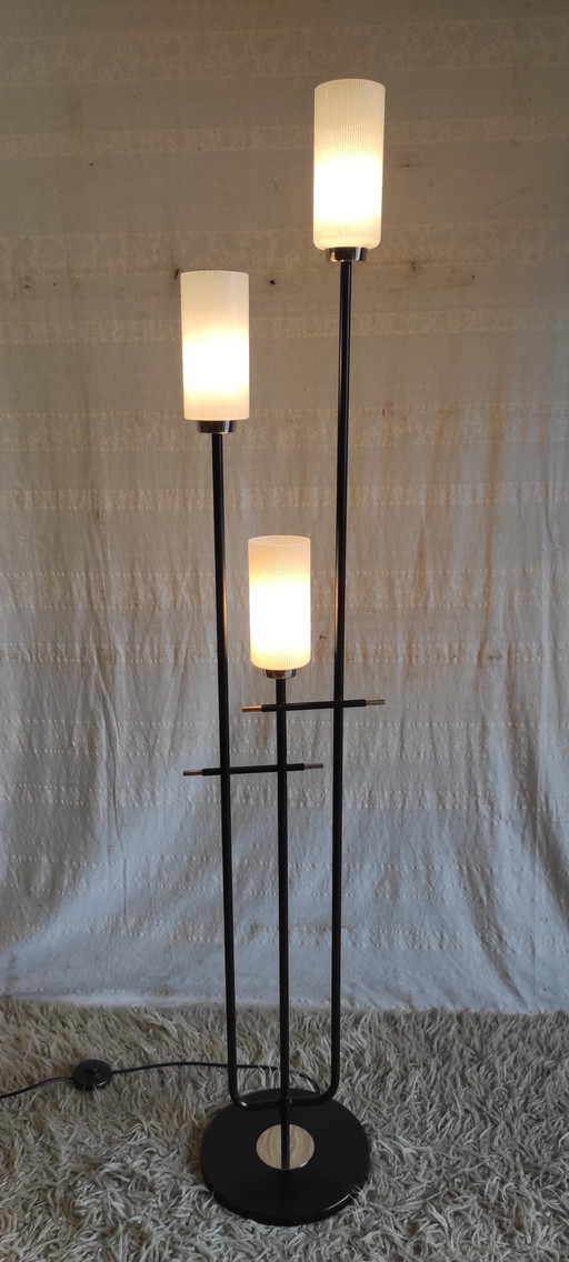 Modernistische vloerlamp met drie lampen in tulpvorm, uitgevoerd in opaalglas - jaren 1950/60