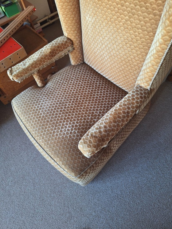 Image 1 of Fauteuil à oreilles en velours ocre doré des années 1960