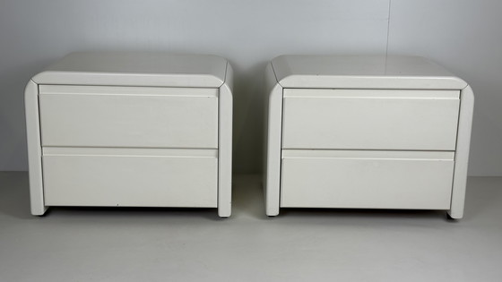 Image 1 of 2 comodini vintage in legno massiccio Space Age bianco con cassetti su rotelle