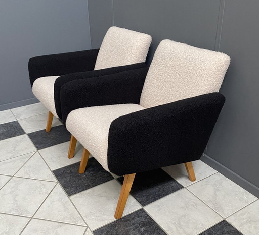 set black and White boucle lounge chairs 1960s