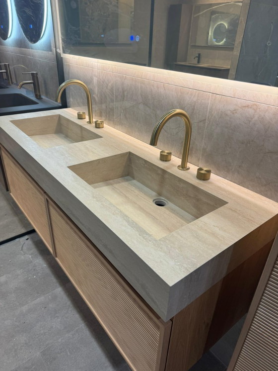 Image 1 of Prachtige exclusieve massief badkamermeubelset incl kolomkast kranen spiegel en wastafel !