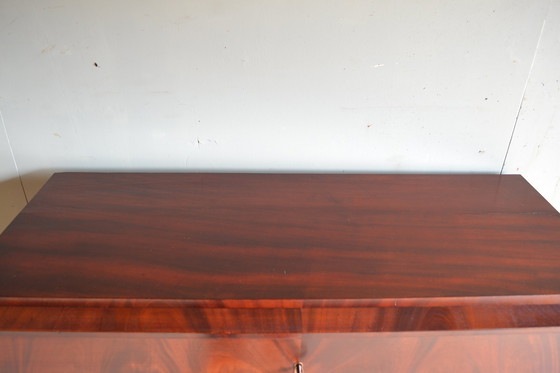 Image 1 of Hermoso armario antiguo de madera de caoba para niña con puertas espejadas