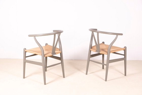 Image 1 of 2x Hans J. Wegner CH24 "Wishbone" stoelen voor Carl Hansen & Søn