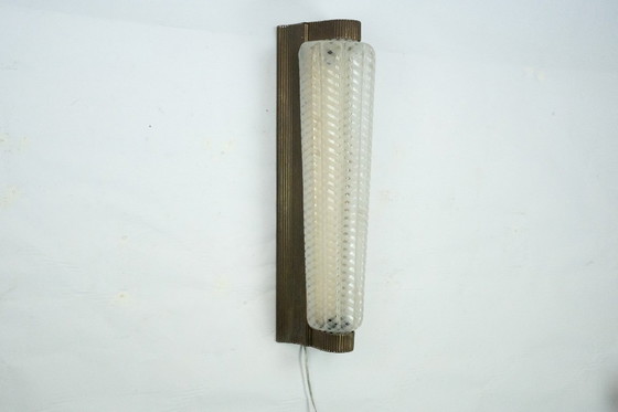 Image 1 of Grande applique simple Art Déco en laiton et plexiglas. Italie, années 1930
