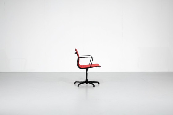 Image 1 of Poltrona "EA 117" di Charles Ray Eames per ICF USA 1969.