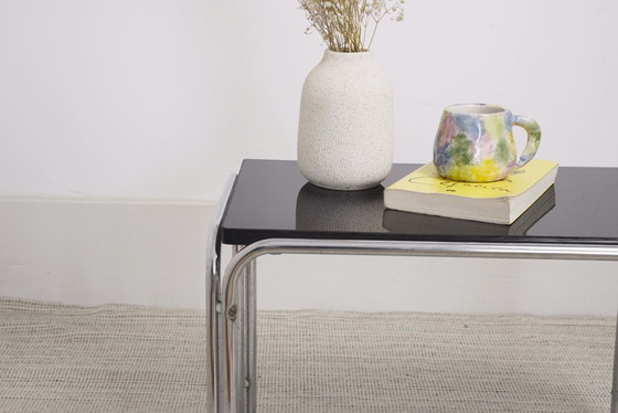 Image 1 of Tavolino laterale Bauhaus cromato con piano in acciaio tubolare e MDF nero, panca/mensola in stile Laccio di Marcel Breuer