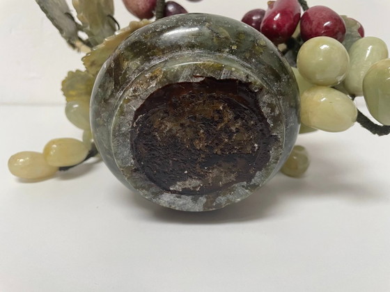 Image 1 of Wijnrank met bladeren en druiven in steen en bewerkte jade, China, midden 20e eeuw