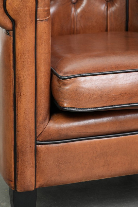 Image 1 of 2 Chesterfield-Clubsessel im englischen Stil mit Schaffellbezug in gutem Zustand