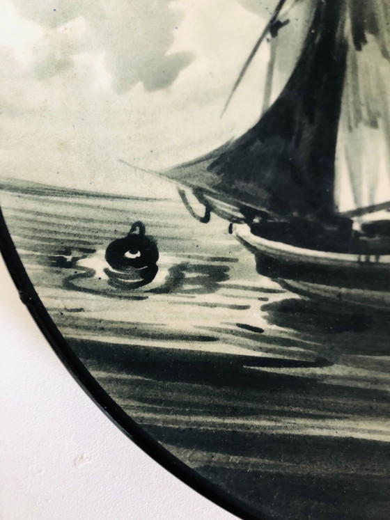 Image 1 of Plat en céramique au décor de marine en grisaille à main levée 