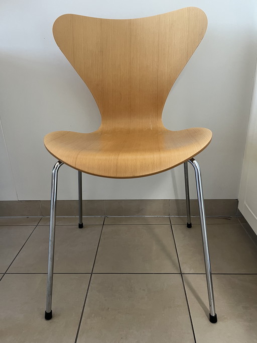 9 x Beige Houten Vlinderstoelen Design 2002 Arne Jacobsen