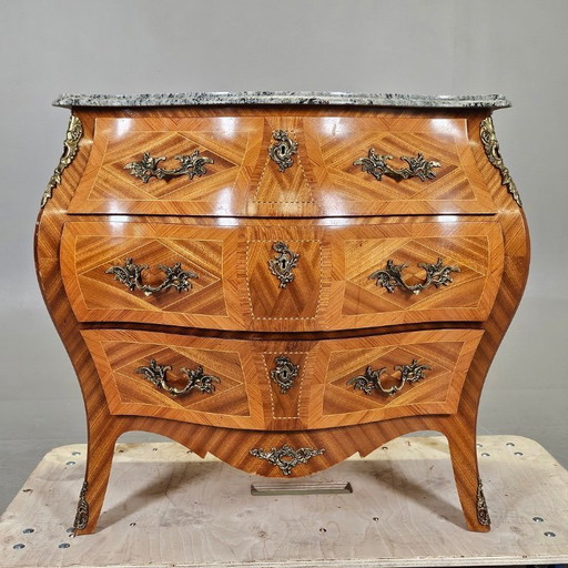 Commode in rococostijl — blad van natuursteen, mahoniehout en messing beslag