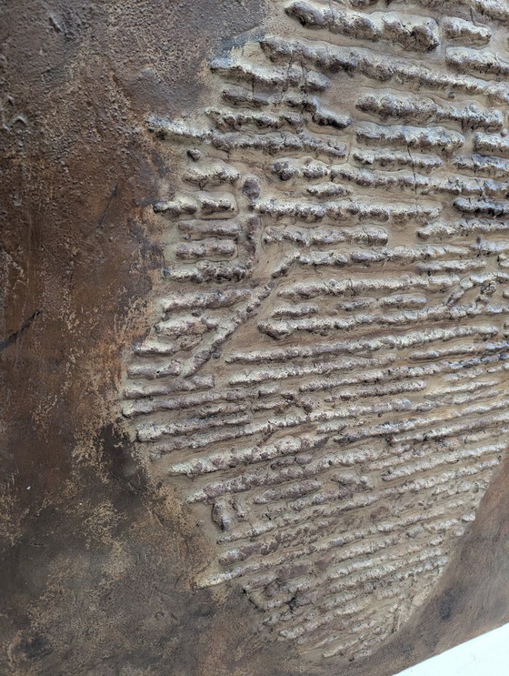 Image 1 of Líneas y Rostros – Objeto Escultórico de Pared con Relieve Crudo (121 × 121 × 4 cm)