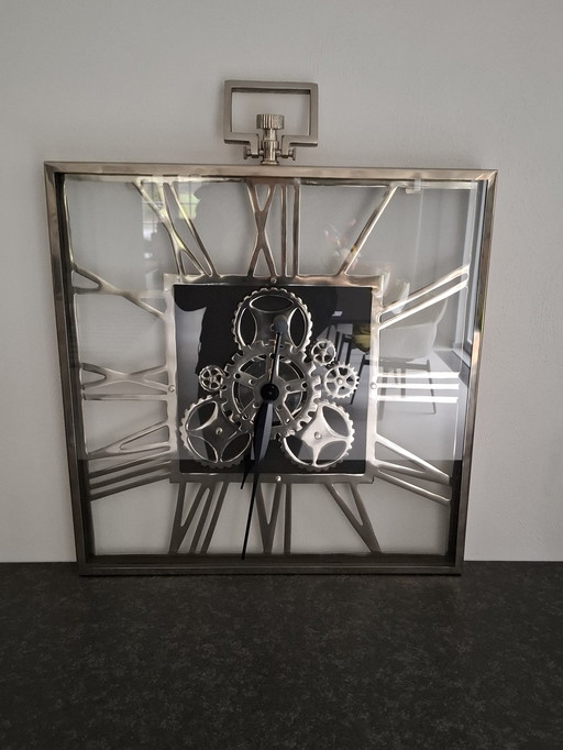 Reloj de pared moderno con diseño de engranajes.