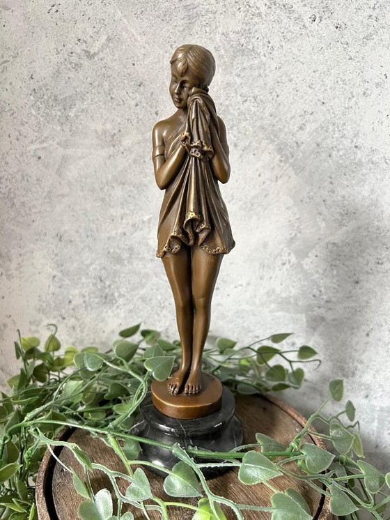 Image 1 of Bronzeskulptur einer stehenden Dame auf Marmorsockel