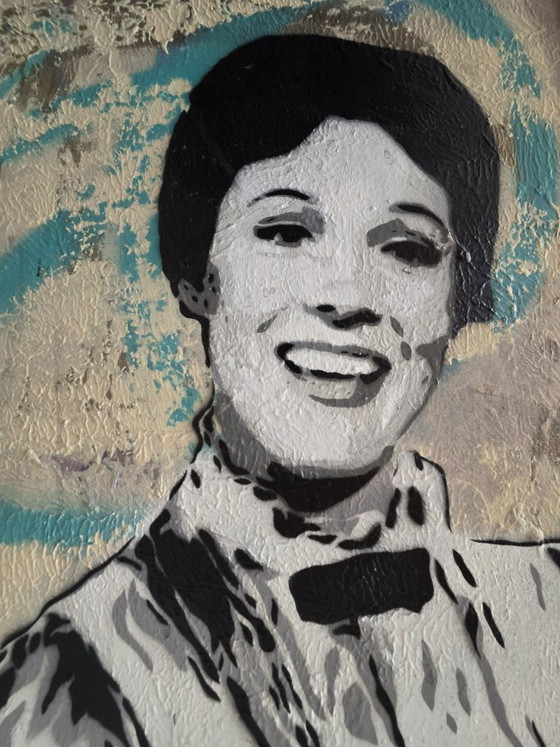 Image 1 of MART SIGNED (New Pop Street Art oder Urban Pop). Ohne Titel, 2021. Collage und Mischtechnik auf Holzplatte – 110 × 72 × 2 cm