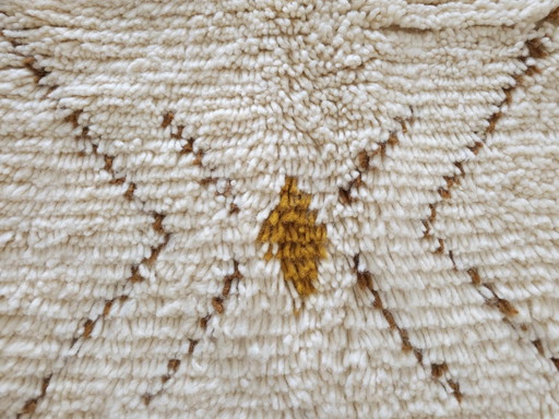 Grand tapis marocain en laine naturelle, dimensions 250x150 cm, fait main.