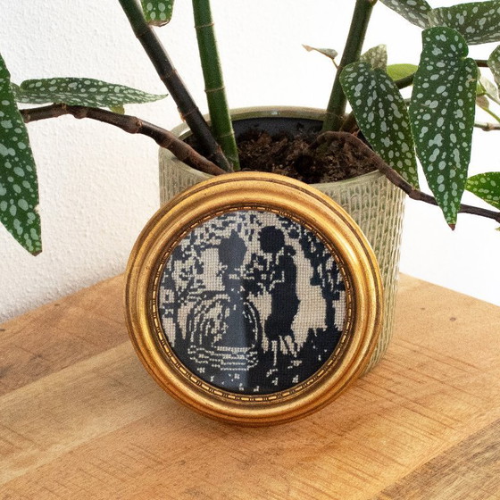Image 1 of Broderie vintage encadrée en noir et blanc de style rococo baroque