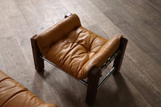 Image 1 of Rara poltrona lounge Amazonas con poggiapiedi in pelle color cognac, disegnata da Jean Gillon, Brasile, anni '60.