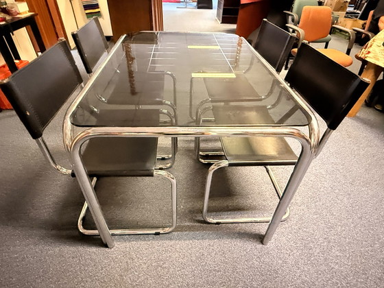 Mesa de tubo cromado con cristal ahumado gris y 4 sillas de cuero. – Conjuntos de comedor, Glass, Leather (photo 4 of 9)