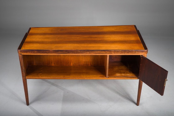 Image 1 of  Skandinavischer moderner asymmetrischer Palisander-Schreibtisch mit Barschrank, zugeschrieben H. Brockmann Petersen für Poul M.