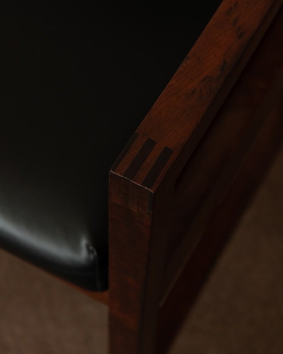 Image 1 of Poltrona vintage in legno e similpelle skai nera, stile scandinavo