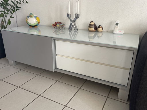 1X Modernes Sideboard mit milchiger Glasplatte